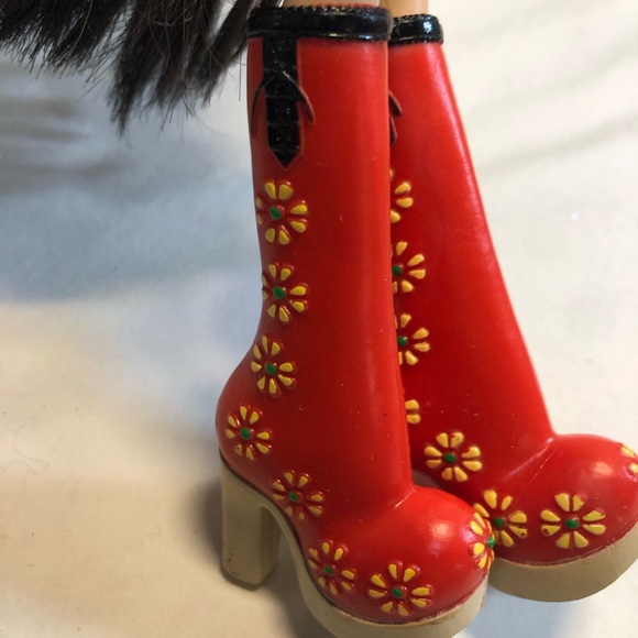 BRATZ Jade Study Abroad to Russia Doll MGA 2015 - Picture 6 of 10